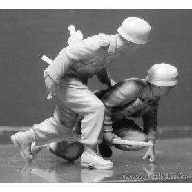 MB 1:35 US & German paratroopers