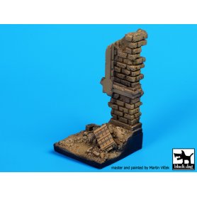 Black Dog Hause ruin wall base