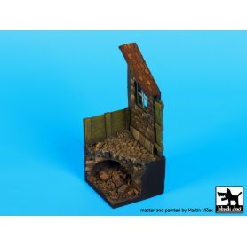 Black Dog Housewith drain base