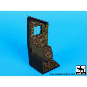 Black Dog Housewith drain base