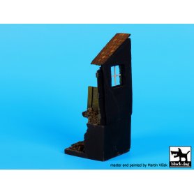 Black Dog Housewith drain base