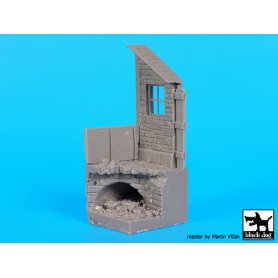 Black Dog Housewith drain base