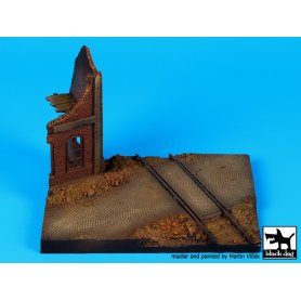 Black Dog 1:72 Zrujnowany dom z szynami | Podstawka pod figurki |