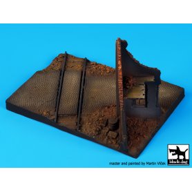 Black Dog 1:72 Zrujnowany dom z szynami | Podstawka pod figurki |