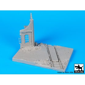 Black Dog 1:72 Zrujnowany dom z szynami | Podstawka pod figurki |