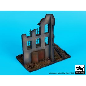 Black Dog 1:72 Zrujnowana fabryka z torami | Podstawka pod figurki |