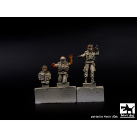 Black Dog Us modern tank crew