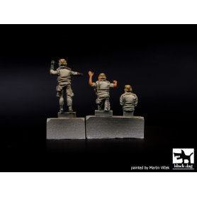 Black Dog Us modern tank crew