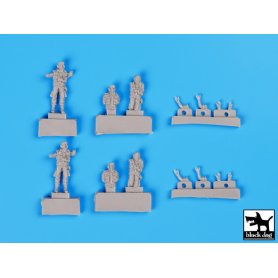 Black Dog Us modern tank crew