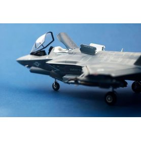 Kittyhawk 80102 Plus F-35B