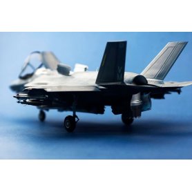 Kittyhawk 80102 Plus F-35B