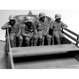 MB 35137 GERMAN INF. ON THE MARCH