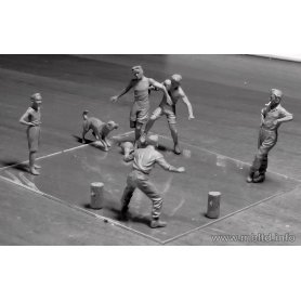 MB 1:35 German Tankers - A break between battles, WW II