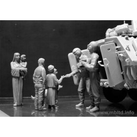 MB 1:35 35159 "HERE IS SNICKERS, HELP YOURSELF PLEASE!"