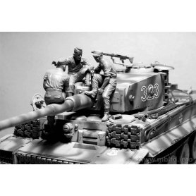 MB 1:35 35160 GERMAN TANKMEN, WWII ERA