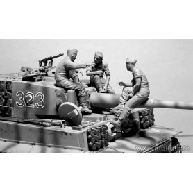 MB 1:35 35160 GERMAN TANKMEN, WWII ERA