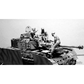 MB 1:35 35160 GERMAN TANKMEN, WWII ERA