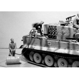 MB 1:35 35160 GERMAN TANKMEN, WWII ERA