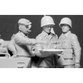 MB 1:35 35161 HITCHING A RIDE, US PARATROOPERS AND CIVILIANS, 1945