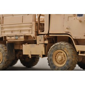 Trumpeter 1:35 M1083 MTV / ARMOR CAB