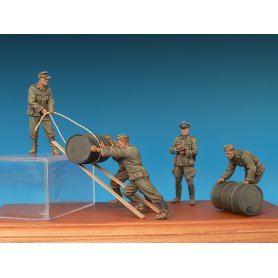 Mini Art 35256 Germ. Soldiers w/fuel drums Sp.Edit