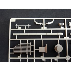 Ark Models 35045 T-34 Russian battle tank w/parts