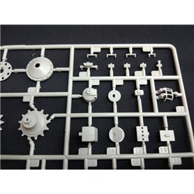 Ark Models 35045 T-34 Russian battle tank w/parts