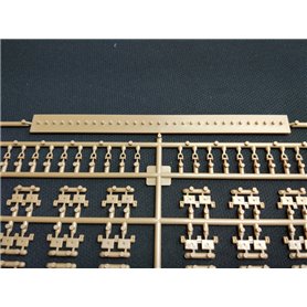 Ark Models 35045 T-34 Russian battle tank w/parts