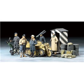 Tamiya 32412 German Luftwaffe Crew w/ Kettenrad