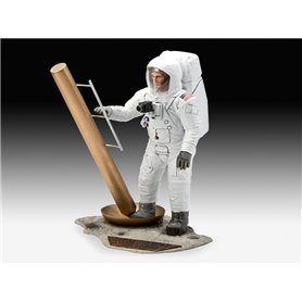 Revell 03702 Apollo 11 Astronaut on the Moon 1/8
