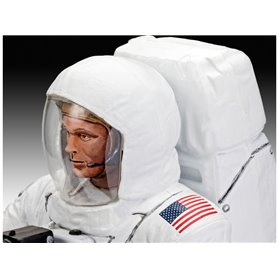 Revell 03702 Apollo 11 Astronaut on the Moon 1/8