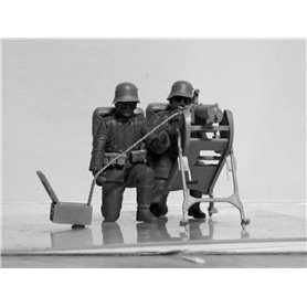 ICM 35711 MG08 Team