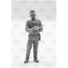 ICM 35901 Chernobyl #1 Radiation monitoring station (ZiL-131KShM truck & 5 figures & diorama base with background) 1/35