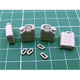 Eureka XXL Współczesne kanistry US Army w skali 1/35 przeznaczone do przechowywania paliwa. Zestaw składa się z 4 kanistrów z ży
