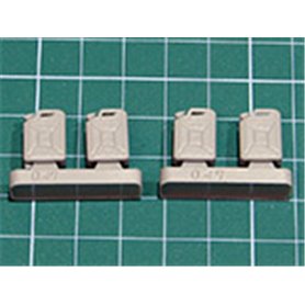 Eureka XXL Niemieckie kanistry do paliwa II WŚ w skali 1/35. Zestaw składa się z 4 szt. kanistrów z żywicy.