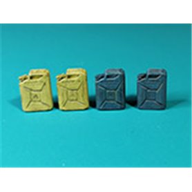Eureka XXL Niemieckie kanistry do paliwa II WŚ w skali 1/35. Zestaw składa się z 4 szt. kanistrów z żywicy.
