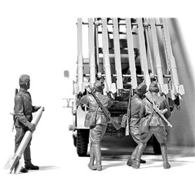 ICM 35648 WWII Soviet BM-13-16 MLRS Vehicle Crew