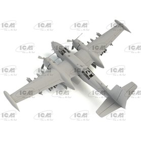 ICM 48280 B-26K with USAF Pilots & Ground Personnel