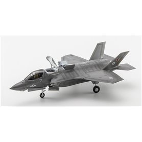 Hasegawa 1:72 F-35 Lightning II B VERSION - U.S.M.C. VMFA-242 TEST OF TAKING OFF AND LANDING ON IZUMO - LIMITED EDITION