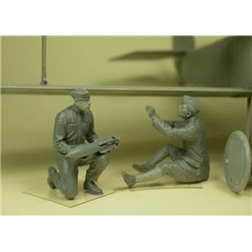 Copper State Models F32-028 RFC Air Mechanics Installing Bombs WWI Figures