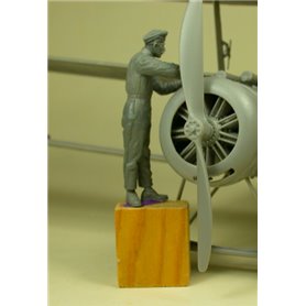 Copper State Models F32-025 RFC Air Mechanic Repairing WWI Figures