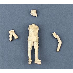 Copper State Models F35-022 Italian Armoured Car Standing Officer