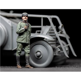Copper State Models F35-022 Italian Armoured Car Standing Officer
