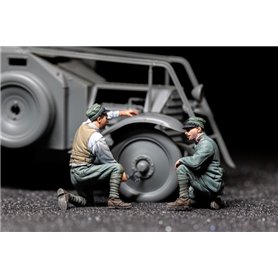 Copper State Models 1:35 ITALIAN ARMOURED CAR CREW CHANGING TIRE