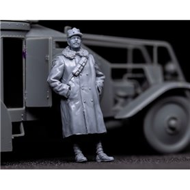 Copper State Models 1:35 ITALIAN ARMOURED CAR OFFICER IN FUR GREATCOAT