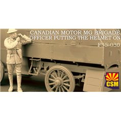 Copper State Models 1:35 CANADIAN MOTOR MG BRIGADE OFFICER PUTTING THE HELMET ON 