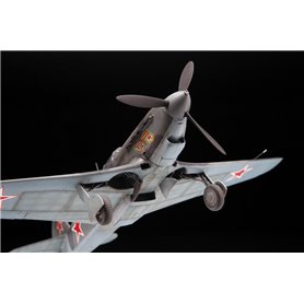 Zvezda 1:48 Yakovlev Yak-9 - SOVIET FIGHTER