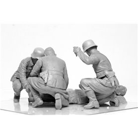 ICM 35620 WWII German Military Medical Personnel