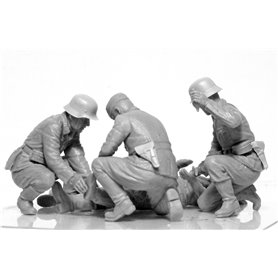 ICM 35620 WWII German Military Medical Personnel