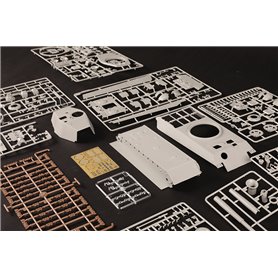 Hobby Boss 1:35 Pz.Kpfw.VI Tiger II - Henschel 105mm